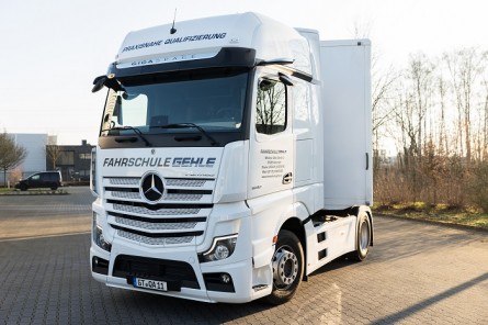 fahrschule actros 5 neu mercedes führerschein ausbildung benz assistenzsysteme lkw c ce kraftfahrer gütersloh gehle