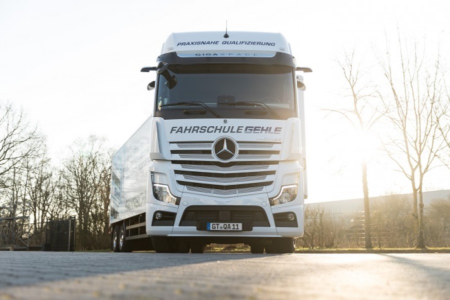fahrschule actros 5 neu mercedes führerschein ausbildung benz assistenzsysteme lkw kraftfahrer c ce kraftfahrer gütersloh gehle